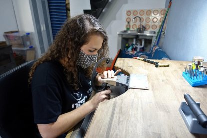 La joiera Clàudia Bellera, treballant al seu taller a Caregue, al Pallars Sobirà.