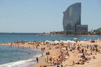 Barcelona vol prohibir el tabac a les platges i començarà aquest estiu en quatre d'elles