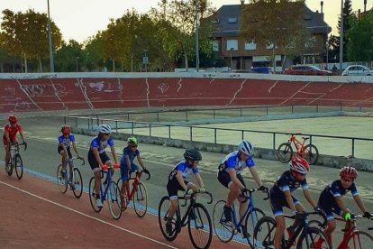 Ciclistas del CC Terres de Lleida durante un entrenamiento reciente en el velódromo.