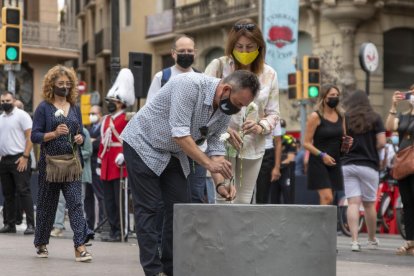 Javier Martínez, el pare del Xavi, el nen vinculat a Llimiana que va perdre la vida en l’atemptat a la Rambla, dipositant flors, ahir.