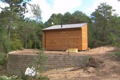 El cobert agrícola, que sembla una casa de cap de setmana.