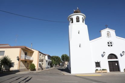 Banyistes ahir a la tarda a les piscines de Gimenells i el Pla de la Font.