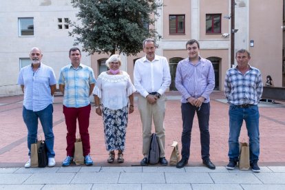 Relleu de cinc dels dinou membres del consell de la Segarra