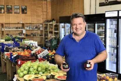 Llorenç Llop, soci fundador de Verit Fruit amb Joaquima Alemanya, amb les melmelades premiades