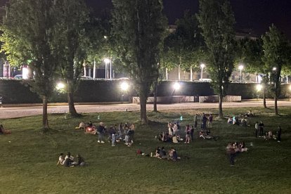 Diversos grups de joves concentrats la nit de dissabte a diumenge a la canalització del riu Segre a Lleida.