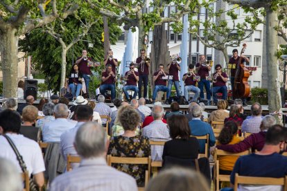 Audició de sardanes a càrrec de la Cobla Tàrrega a la plaça del Carme ahir a la tarda, amb èxit de públic.