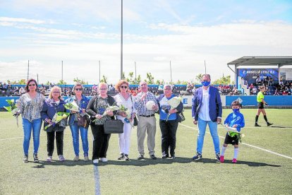 Una representació de l’equip lleidatà que va participar, fa 50 anys, en la primera competició femenina i que l’AEM va homenatjar.