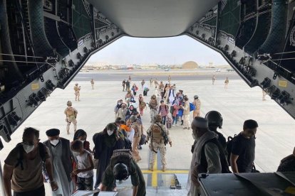 Un grup de repatriats espanyols puja a l'avió A400M enviat pel Govern d'Espanya per evacuar-los de Kabul.