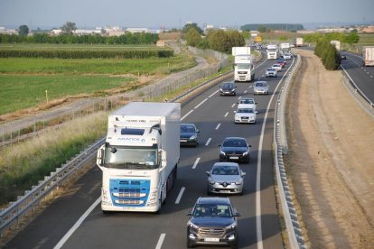 Largas colas en la A-2 por accidentes en el Segrià y el Pla d'Urgell 