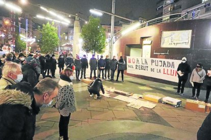 En la protesta encendieron velas para recordar a las víctimas de la pobreza energética. 