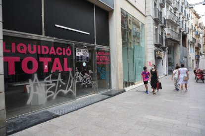 A pesar de ser el corazón comercial de la ciudad, el Eix acumula decenas de locales vacíos. 