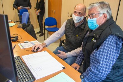 Oriol Gordó, responsable del banco de tierras, y Josep Maria Jové, presidente de los regantes.