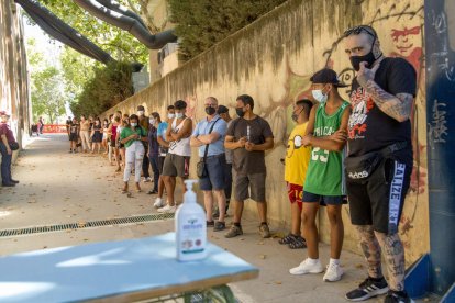 Cola ante el pabellón Onze de Setembre, justo antes del inicio de la vacunación a les 16.00 horas.