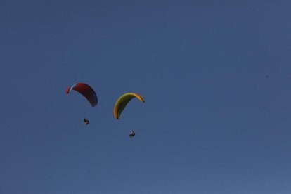 Dos parapents volant a Àger dimarts.