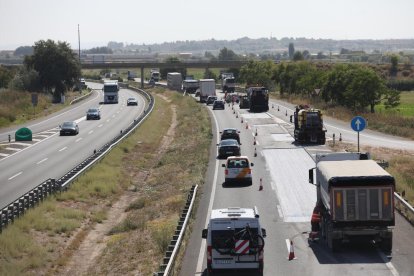 Imagen de ayer de los trabajos de mantenimiento en la A-2 a su paso por Bell-lloc. 