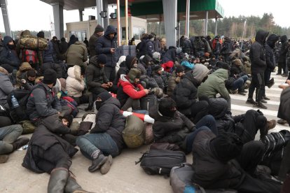 Immigrants que s’amunteguen a la frontera amb Polònia.