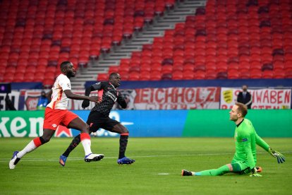 Sadio Mané marca el segon gol del Liverpool contra el Leipzig al Puskas Arena de Budapest.