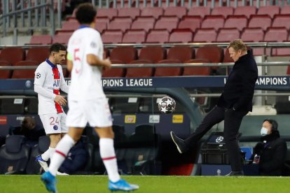 Ronald Koeman passa la pilota a un jugador del PSG durant el partit disputat al Camp Nou.