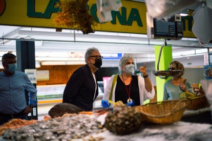 El cap de l'oposició a la Paeria de Lleida, Fèlix Larrosa, i els regidors socialistes Carme Valls i Joan Queralt al mercat de Fleming aquest divendres.