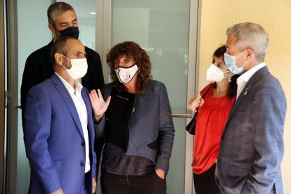 Un momento de la visita a la Escuela Agraria de Tàrrega que han hecho los consellers de Educación, Josep Gonzàlez - Cambray, y la consellera de Acción Climática, Teresa Jordà.