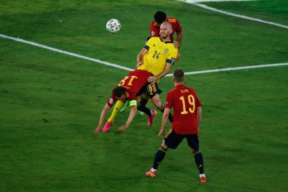 El sueco Marcus Danielson disputa un balón ante Jordi Alba, que está cayendo al suelo.