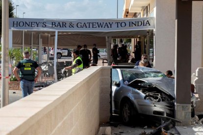 Dos muertos al invadir un coche la terraza de un bar en Murcia