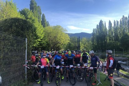 Participants de la cursa de BTT instants abans de la sortida.