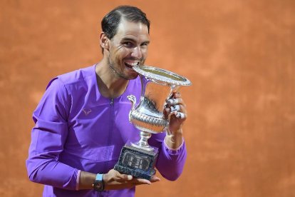 Rafa Nadal con el trofeo que conquistó ayer de nuevo en Roma.