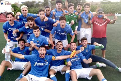 Els jugadors del Lleida Juvenil celebren la victòria d’ahir.