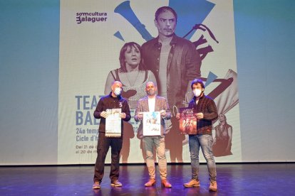 Torrente, con al alcalde, Jordi Ignasi Vidal, y el técnico Pep Angerri.