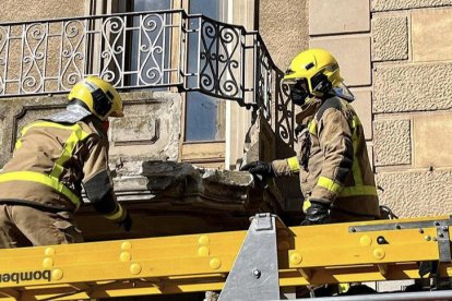 Els bombers al balcó.