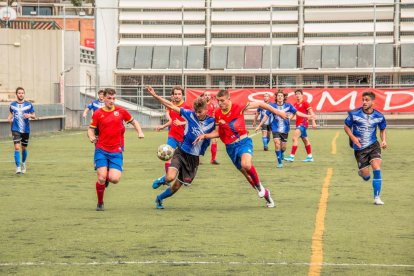 Una acción del partido que el Solsona disputó en el campo del Martinenc.