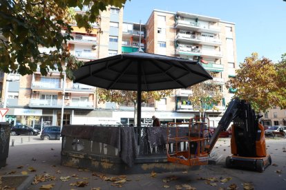 Obres a la pèrgola de la plaça Cappont - Operaris de l’empresa Revestiments Decoratius SL ja treballen per millorar la pèrgola de la plaça de Cappont, al carrer Sant Joan de Mata. L’actuació està pressupostada en 3.578,65 euros i es repin ...