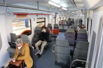 Usuarios de la línea de Manresa en un tren estacionado en Lleida el pasado mes de enero.