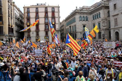 L’ANC va omplir ahir la plaça Sant Jaume de Barcelona per exigir a republicans i juntistes que evitin la repetició electoral.