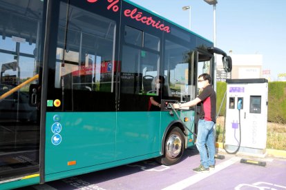 El autobús en la estación de carga de Torrefarrera. 