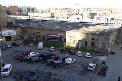 Vista general de l’edifici dels Docs, on l’ajuntament preveu ubicar la nova estació de busos.