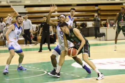 Ignacio Rosa, en un partido de esta temporada con el Peñas Huesca.