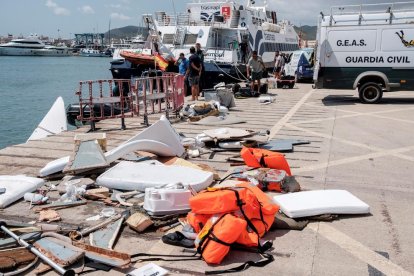 Restos de la embarcación, recuperados por la Guardia Civil. 