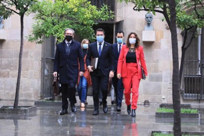 El president de la Generalitat, Pere Aragonès, acompanyat del conseller d'Economia, Jaume Giró, i de la consellera Laura Vilagrà dirigint-se a la reunió del Conselll Executiu aquest dimarts.