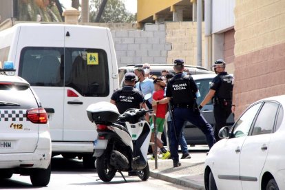 Les repatriacions van començar divendres embolicades en una agra polèmica sobre la seua legalitat.