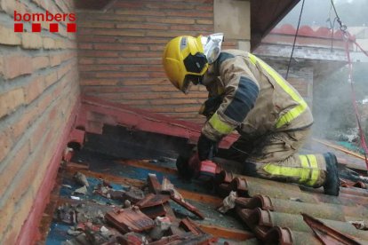 Un bombero trabajando ayer en el incendio en Alpicat. 