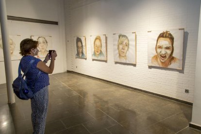 Tributo artístico a las mujeres en una exposición en el Espai Cavallers