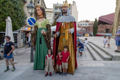 Los niños no perdieron la ocasión de posar junto a los Gegants.