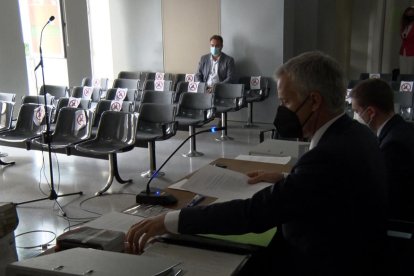 Vista del judici a l'alcalde d'Almacelles, Josep Ibarz, amb l'acusat al fons de la sala.