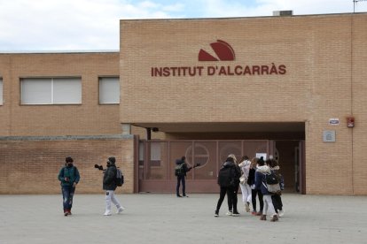 Alumnes ahir davant l’institut d’Alcarràs.