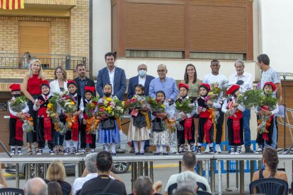 Autoridades, pregoneros y las ‘pubilles’ y ‘hereus’ de Alcoletge ayer, en el inicio de las fiestas.