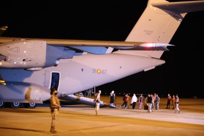 La llegada a Madrid del primer avión militar con una cincuentena de evacuados de Afganistán.