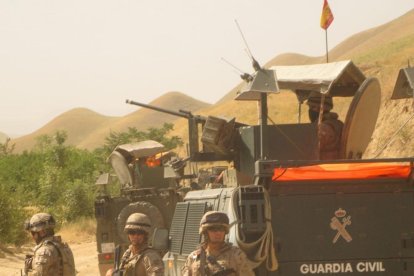 El teniente coronel de la Guardia Civil Ramón Clemente (d), en una fotografía junto a otros compañeros, durante su misión en Afganistán