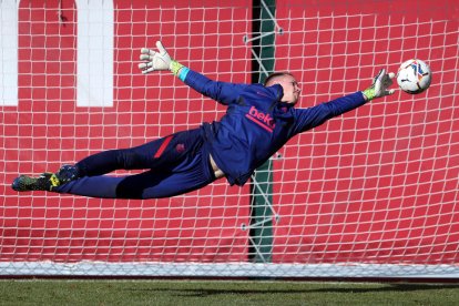 Ter Stegen se estira para despejar el balón ayer durante el entrenamiento de la plantilla azulgrana.